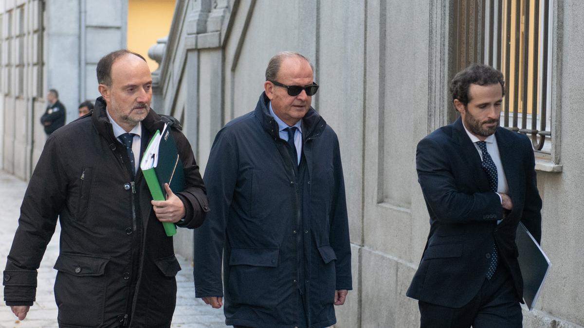El exdirectivo de Acciona, Justo Vicente Pelegrini (C), ha su llegada al Tribunal Supremo