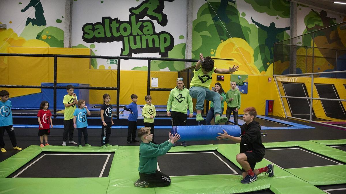 Niños participando en una jornada de talleres y exhibiciones de parkour en Saltoka Jump.