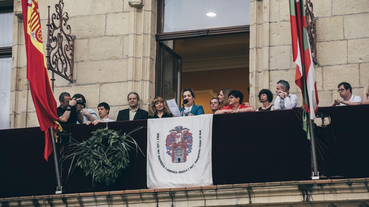 Integrantes del grupo de teatro Ezezagunok en el balcón del Ayuntamiento de Irun leyendo el pregón.