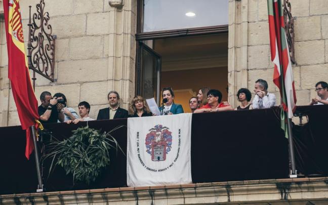 Integrantes del grupo de teatro Ezezagunok en el balcón del Ayuntamiento de Irun leyendo el pregón. / ESTUDIO GOVER- IRUN Integrantes del grupo de teatro Ezezagunok en el balcón del Ayuntamiento de Irun leyendo el pregón.