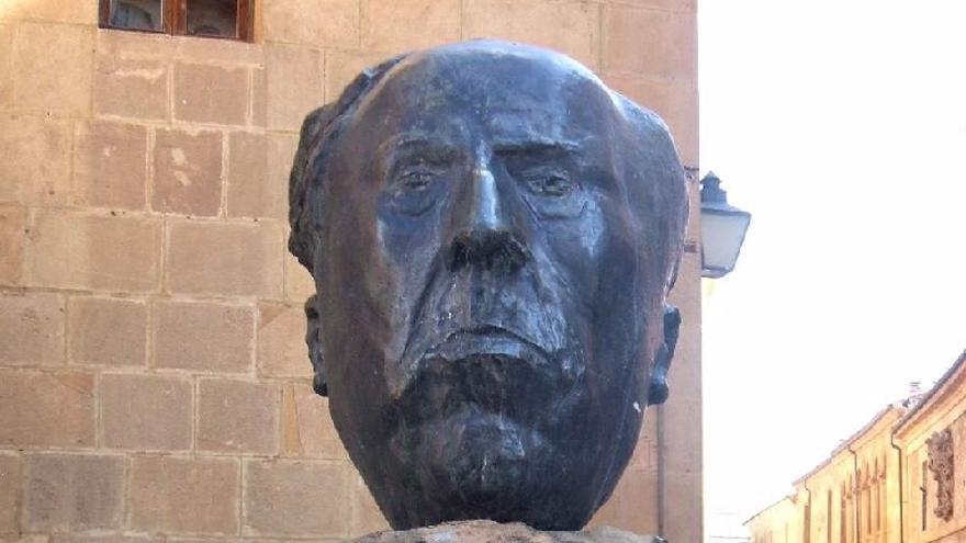 Busto de Antonio Machado, obra de Pablo Serrano, junto al instituto donde impartió clases de francés.