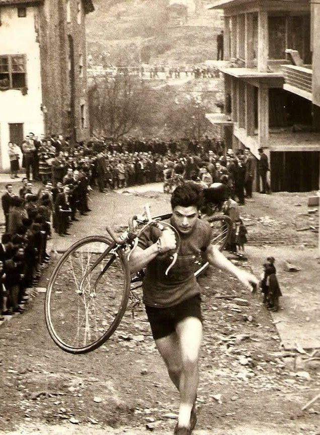Angel Mujika, subiendo la calle que lleva a la sociedad Gure Bide en la prueba del año 1960.