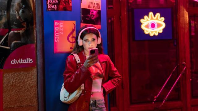 Una joven consultando su móvil.