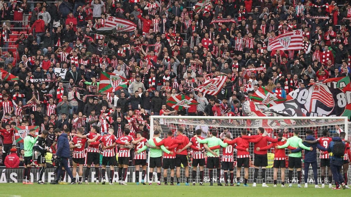 Los jugadores del Athletic saludan a los aficionados tras el partido de liga disputado ante el Getafe.