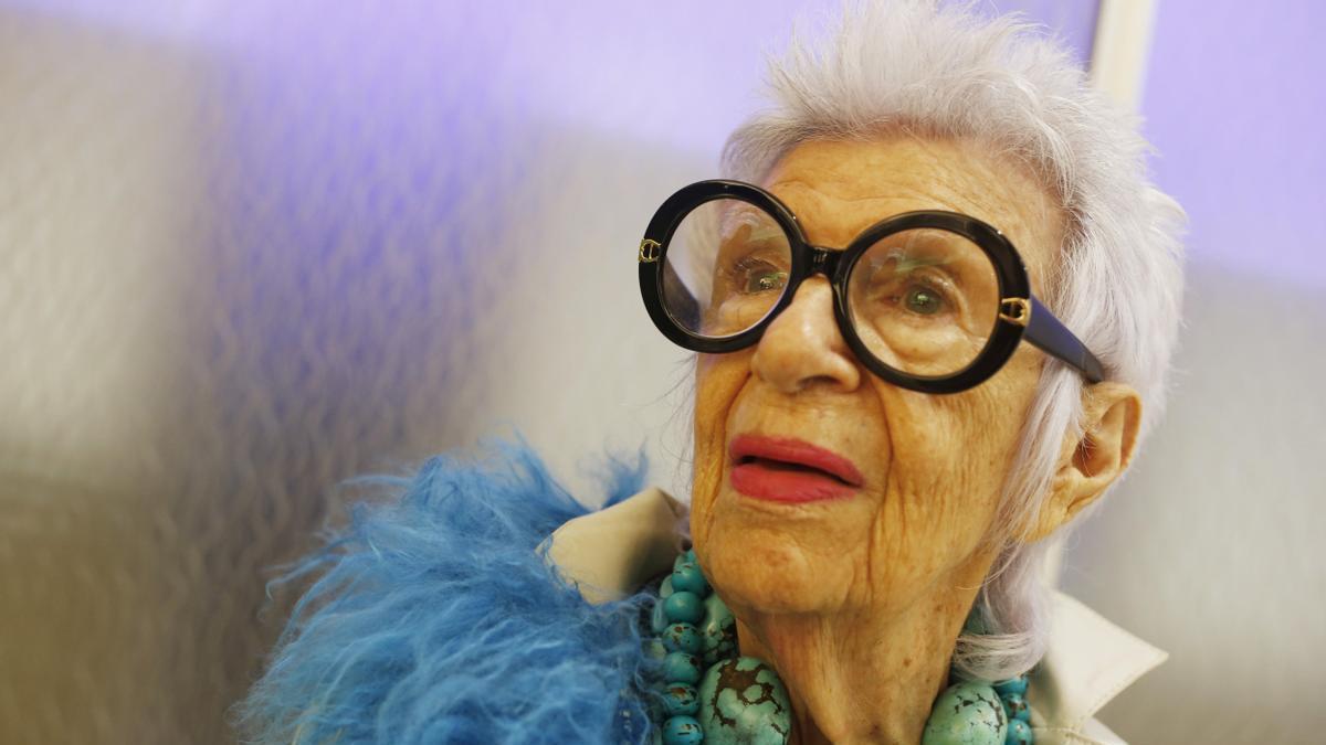 La empresaria estadounidense, diseñadora de interiores e icono de la moda Iris Apfel.