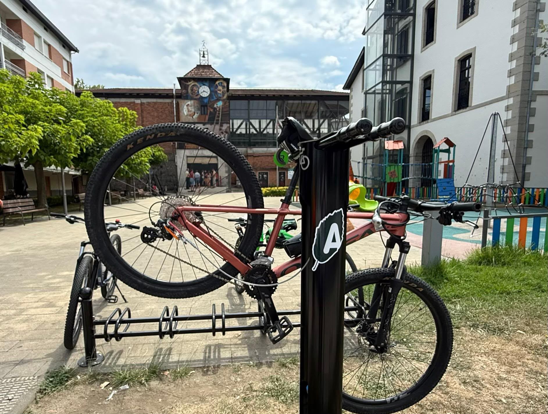 Punto para reparar bicis en la plaza Garai de Artziniega