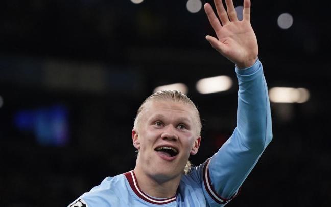 Erling Haaland festeja sus cinco goles ante el Leipzig.