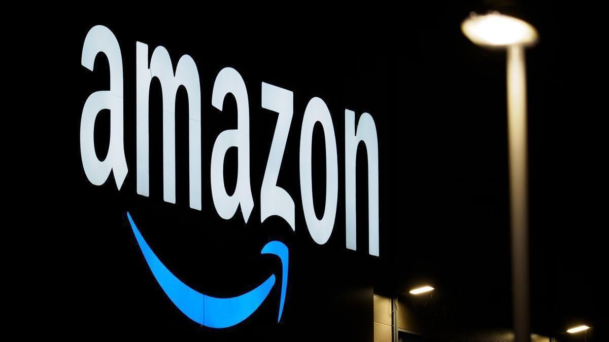 El logo de Amazon en la fachada de uno de sus centros de distribución.