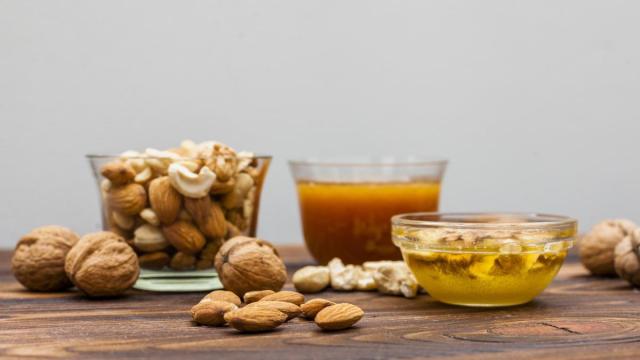 Los frutos secos, semillas y aceites vegetales contienen diferentes ácidos grasos.