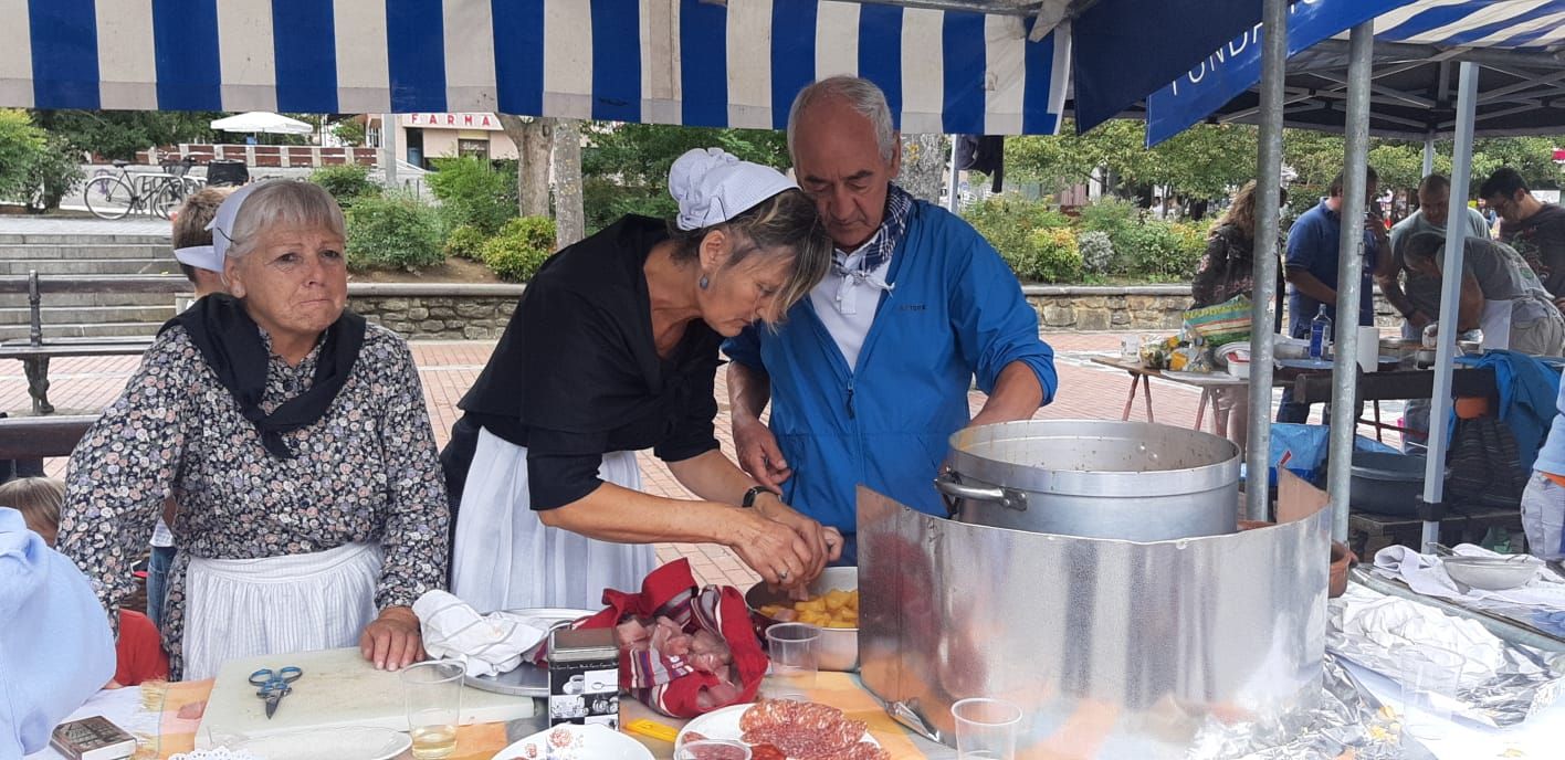 Concursantes en una pasada edición del certamen de marmitako en fiestas de Amurrio