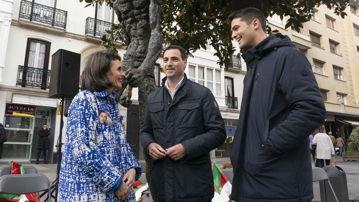 El candidato del PNV a lehendakari, Imanol Pradales, ayer en Gasteiz con Nerea Melgosa y Joseba Díez Antxustegi.