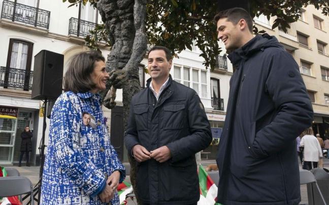 El candidato del PNV a lehendakari, Imanol Pradales, ayer en Gasteiz con Nerea Melgosa y Joseba Díez Antxustegi.