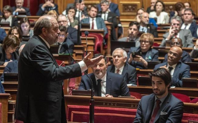 El ministro galo de Justicia, Eric Dupont-Moretti, durante el debate en el Senado francés.