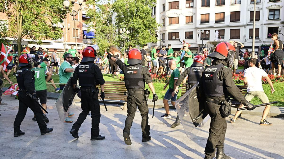 Efectivos de la Ertzaintza contienen a seguidores de la Euskal Selekzioa durante la manifestación en favor de la oficialidad que tuvo lugar el 19 de julio, día de la final del Mundial.
