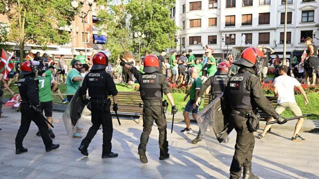 Efectivos de la Ertzaintza contienen a seguidores de la Euskal Selekzioa durante la manifestación en favor de la oficialidad que tuvo lugar el 19 de julio, día de la final del Mundial.