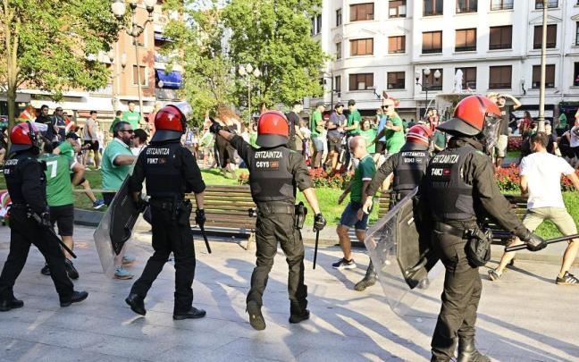 Efectivos de la Ertzaintza contienen a seguidores de la Euskal Selekzioa durante la manifestación en favor de la oficialidad que tuvo lugar el 19 de julio, día de la final del Mundial.