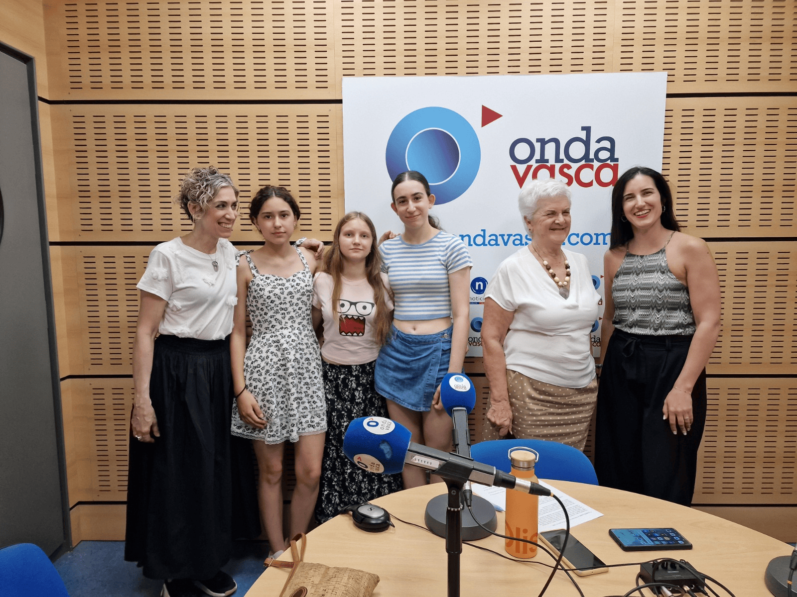 Participantes y familias del programa de acogida de Chernobil Elkartea en los estudios de ONDA VASCA