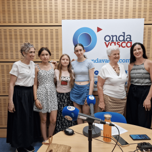 Participantes y familias del programa de acogida de Chernobil Elkartea en los estudios de ONDA VASCA