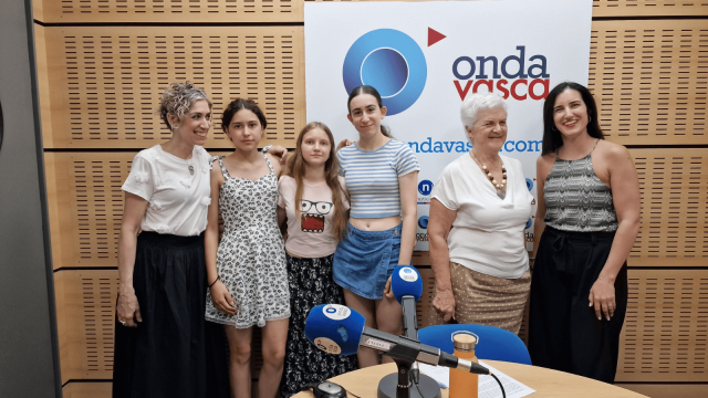 Participantes y familias del programa de acogida de Chernobil Elkartea en los estudios de ONDA VASCA