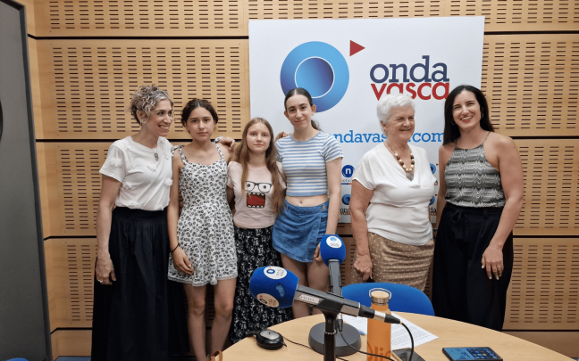 Participantes y familias del programa de acogida de Chernobil Elkartea en los estudios de ONDA VASCA