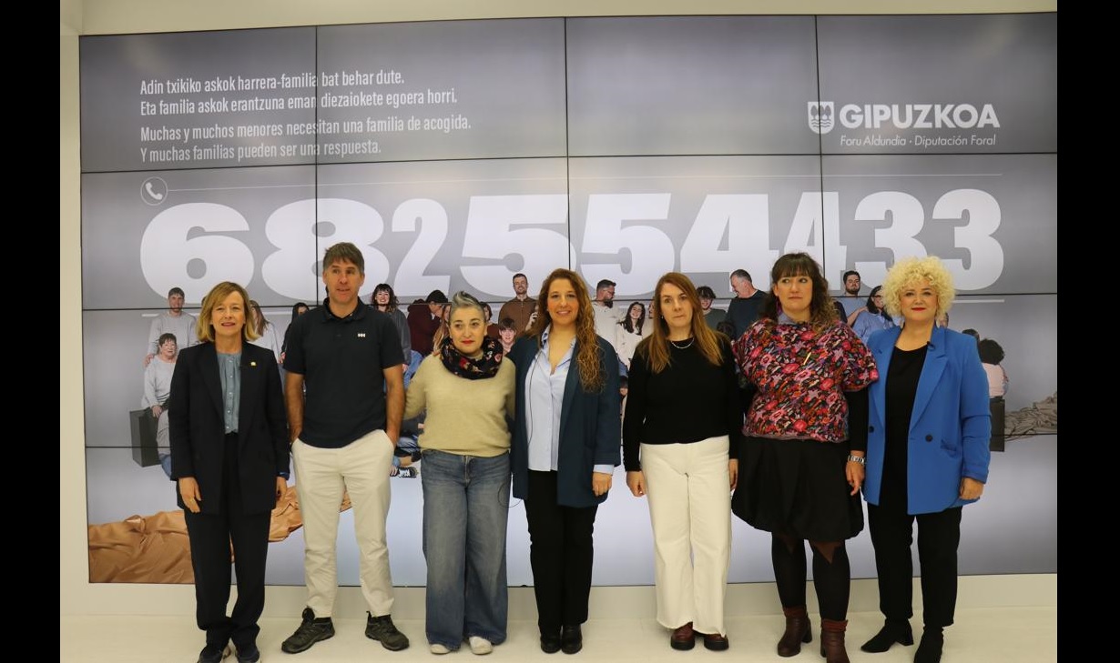 Madres y padres de acogida posan junto a la diputada general Eider Mendoza y la diputada de Cuidados Maite Peña