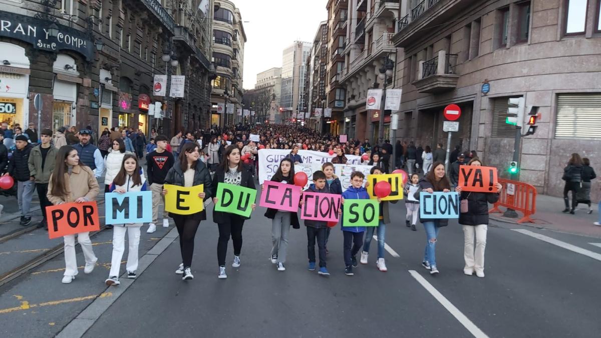 Familias de AMPAs Unidas en la manifestación de Bilbao. AMPAS UNIDAS