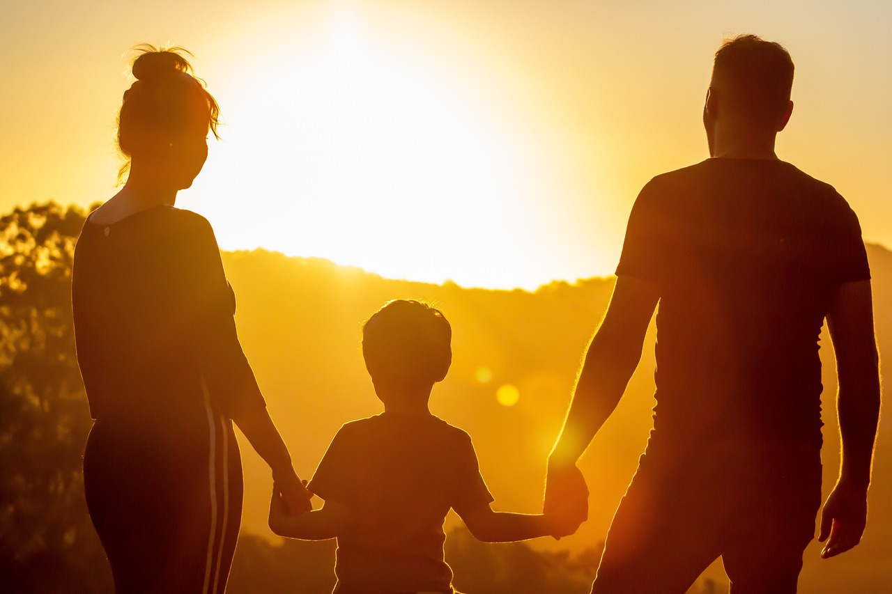 En la imagen, una familia formada por padre, madre e hijo. | Foto: PIXABAY