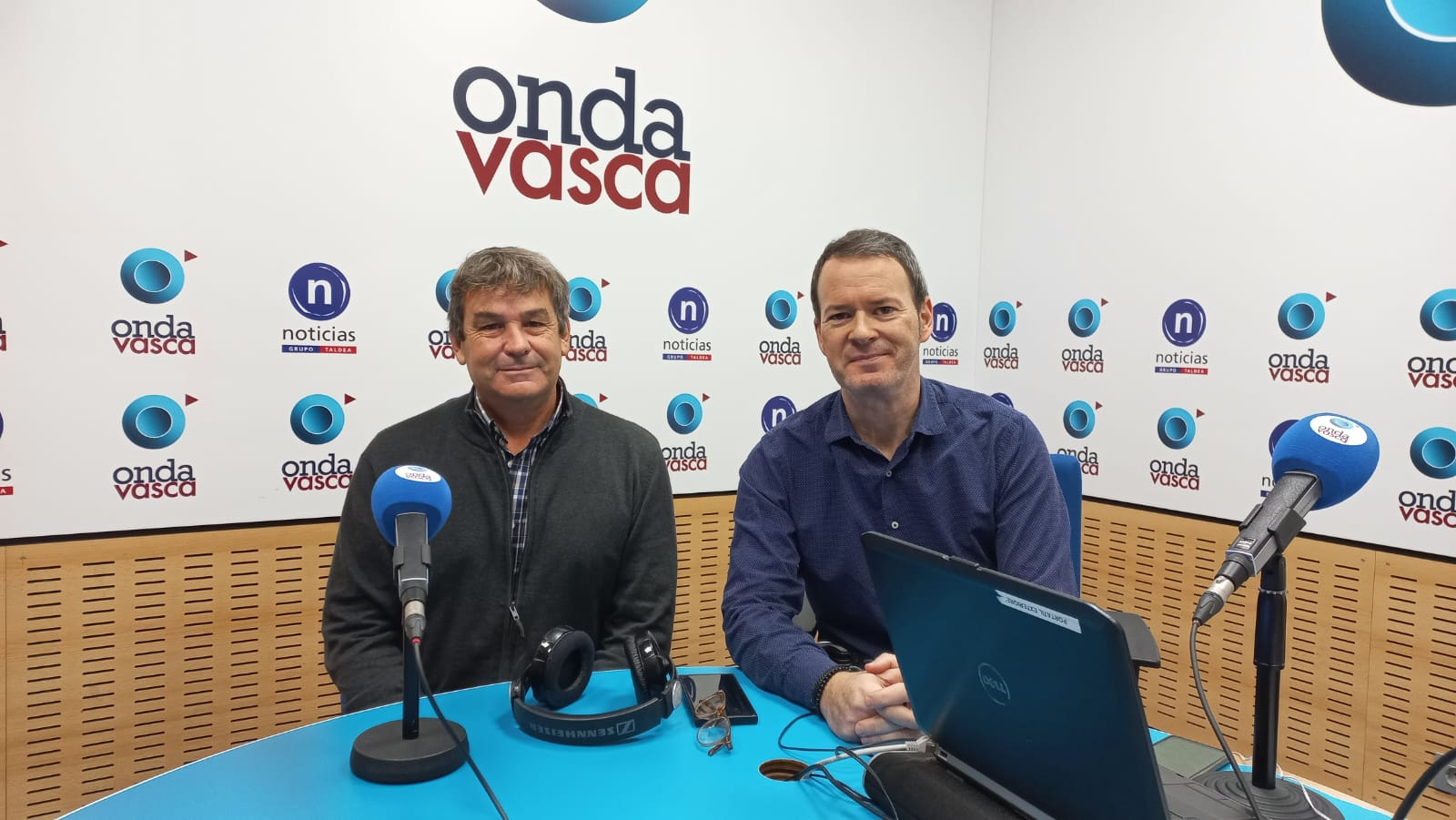 Ignacio Fariña con Txema Gutiérrez en los estudios de ONDA VASCA