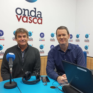 Ignacio Fariña con Txema Gutiérrez en los estudios de ONDA VASCA