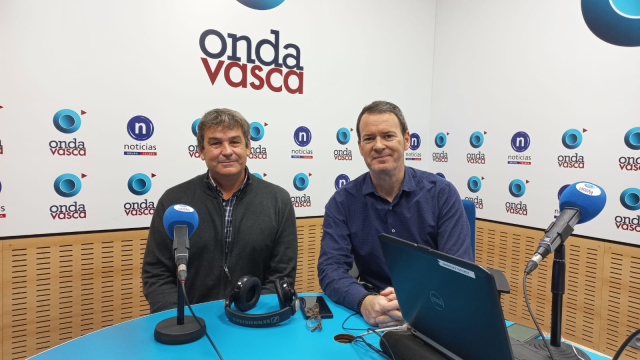 Ignacio Fariña con Txema Gutiérrez en los estudios de ONDA VASCA