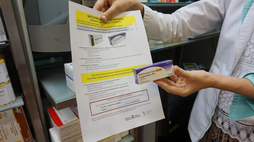 El medicamento en el que se centró la primera fase de la campaña junto con la hoja informativa que se ofrece a los pacientes. Foto: Gobierno de Navarra