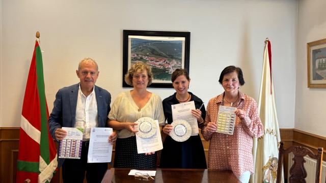 La alcaldesa de Aizarnazabal, Mari Karmen Arregi; y la presidenta del Colegio Oficial de Farmacéuticos de Gipuzkoa, Izaro Oyarbide; con la asistencia del director de Farmacia del Gobierno Vasco, Jon Iñaki Betolaza / IREKIA