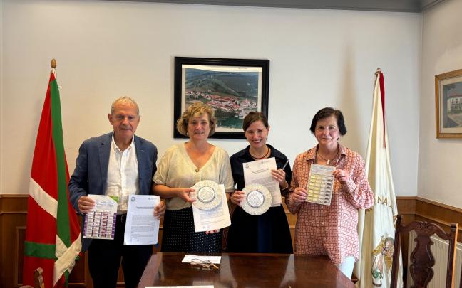 La alcaldesa de Aizarnazabal, Mari Karmen Arregi; y la presidenta del Colegio Oficial de Farmacéuticos de Gipuzkoa, Izaro Oyarbide; con la asistencia del director de Farmacia del Gobierno Vasco, Jon Iñaki Betolaza / IREKIA
