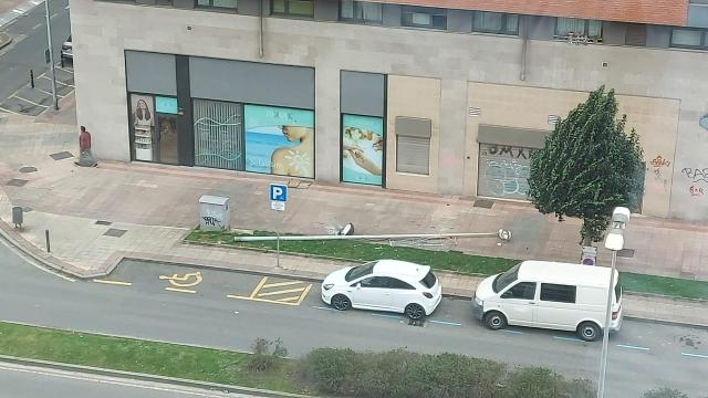 Las rachas intensas de viento se están notando durante esta jornada de martes 2 de enero, derribando una farola en Barakaldo | ONDA VASCA