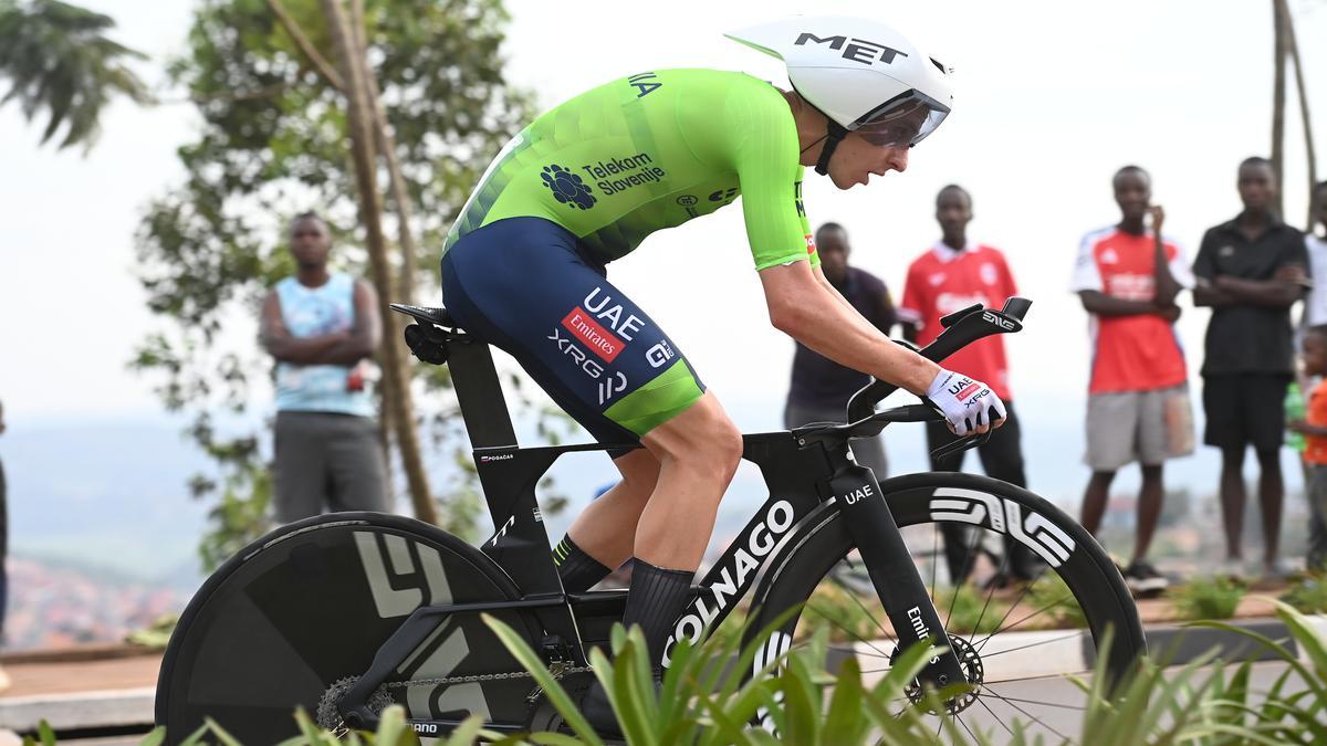 Pogacar rueda durante la crono.