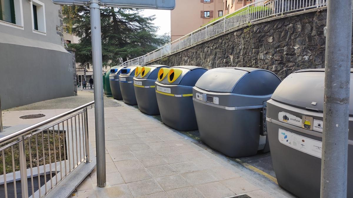 Vista de contenedores para la recogida de basuras en el casco urbano de Azpeitia.