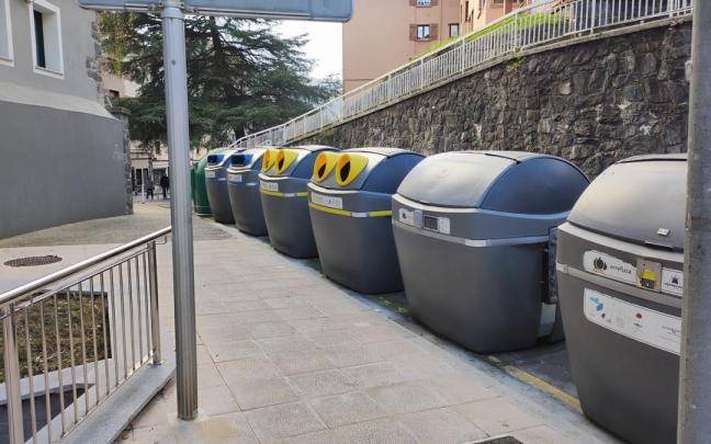 Vista de contenedores para la recogida de basuras en el casco urbano de Azpeitia.