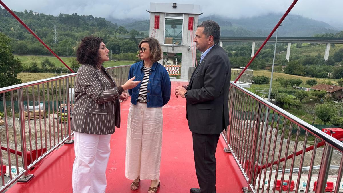 Ainhoa Salterain, Elixabete Etxanobe y Carlos Alzaga, diputado de Infraestructuras y Desarrollo Territorial