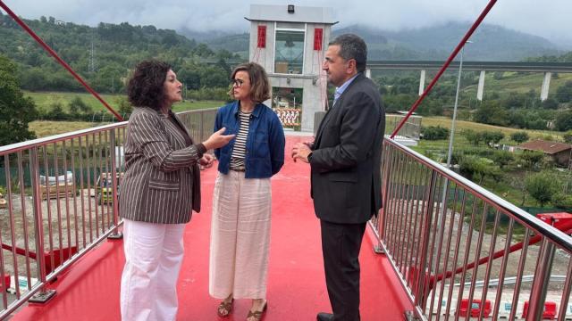 Ainhoa Salterain, Elixabete Etxanobe y Carlos Alzaga, diputado de Infraestructuras y Desarrollo Territorial