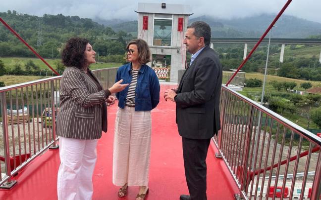 Ainhoa Salterain, Elixabete Etxanobe y Carlos Alzaga, diputado de Infraestructuras y Desarrollo Territorial