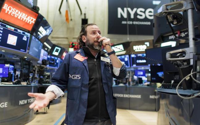 Un operador de bolsa habla por teléfono durante la sesión del pasado miércoles en el mercado de Wall Street, después de conocer el hundimiento de las acciones de Credit Suisse. Un operador de bolsa habla por teléfono durante la sesión del pasado miércoles en el mercado de Wall Street, después de conocer el hundimiento de las acciones de Credit Suisse.