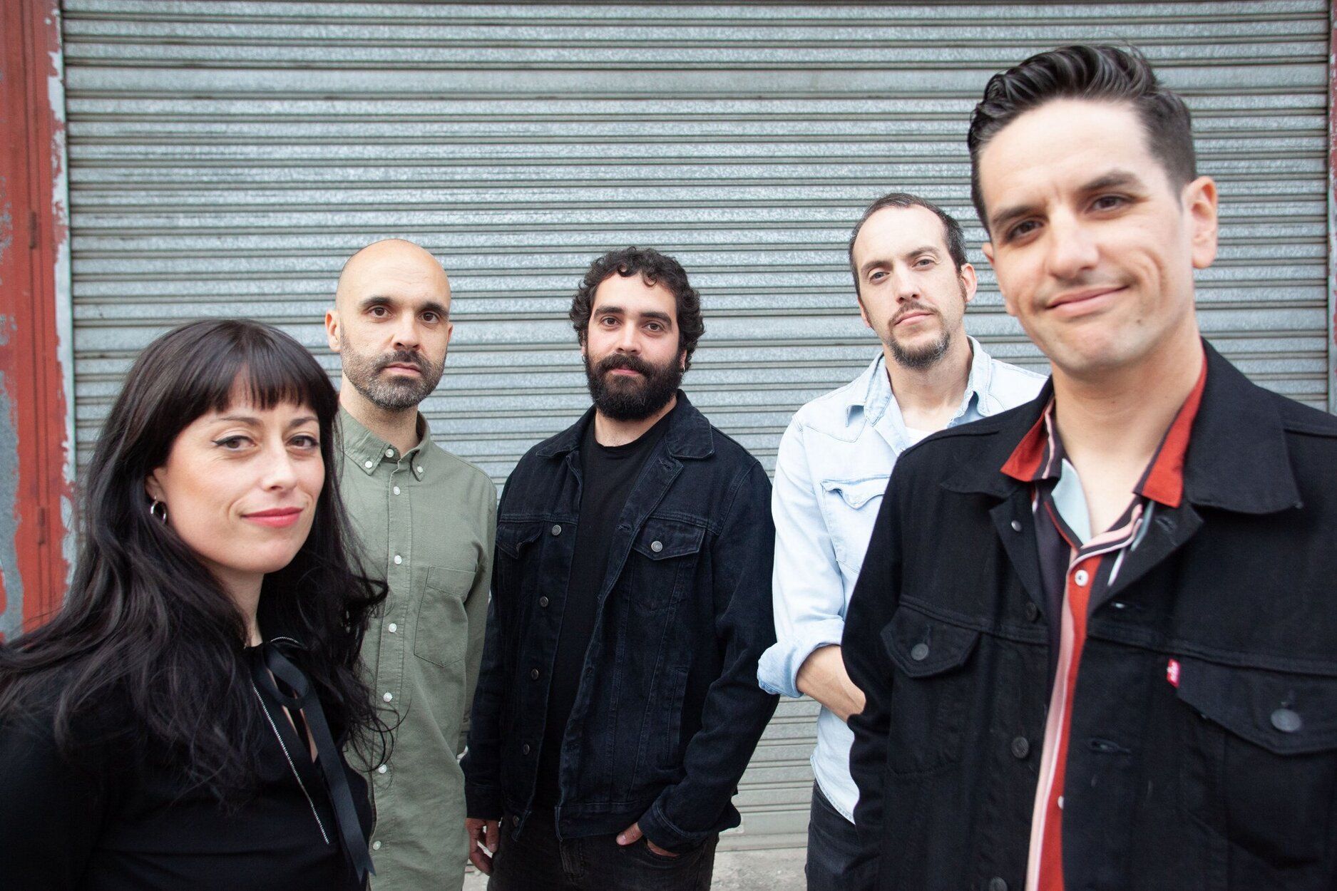 Jon Basaguren, primero por la derecha, con su banda Izaki Gardenak.