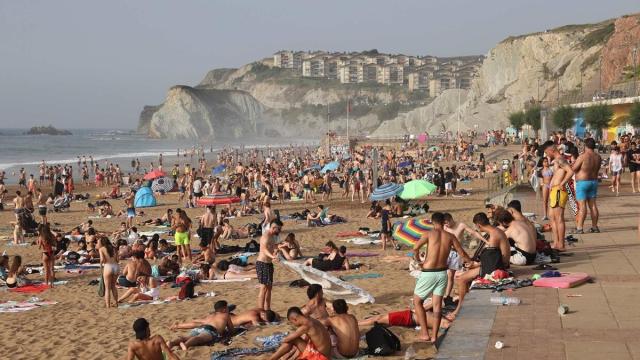 Imagen de la playa de Arrietara en un día soleado. JUAN LAZKANO