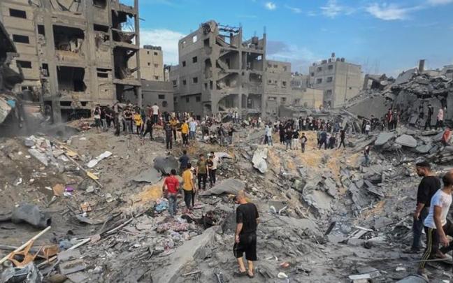 Los palestinos tratan de encontrar supervivientes entre los escombros del campo de Yabalia.