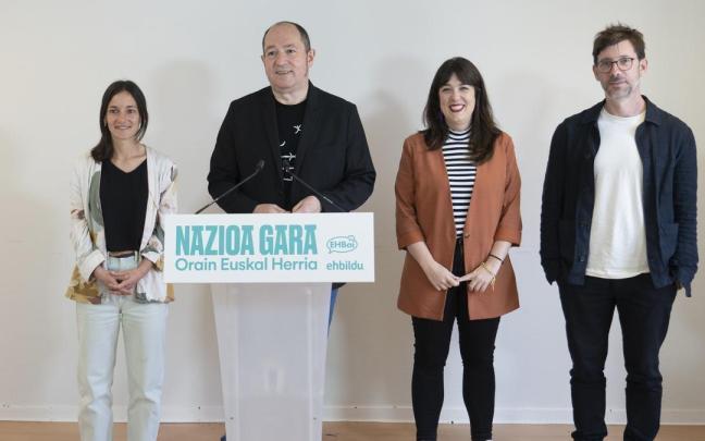 El candidato de EH Bildu y número dos de Ahora Repúblicas, Pernando Barrena, con Oier Imaz, de EH Bildu, a sus espaldas