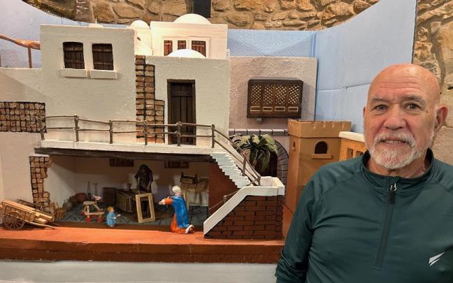 Luis Ibáñez lleva tres décadas alimentando la Navidad de Durango con sus belenes
