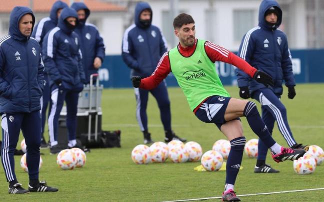 Arrasate observa a Nacho Vidal mientras realiza un lanzamiento este martes en Tajonar