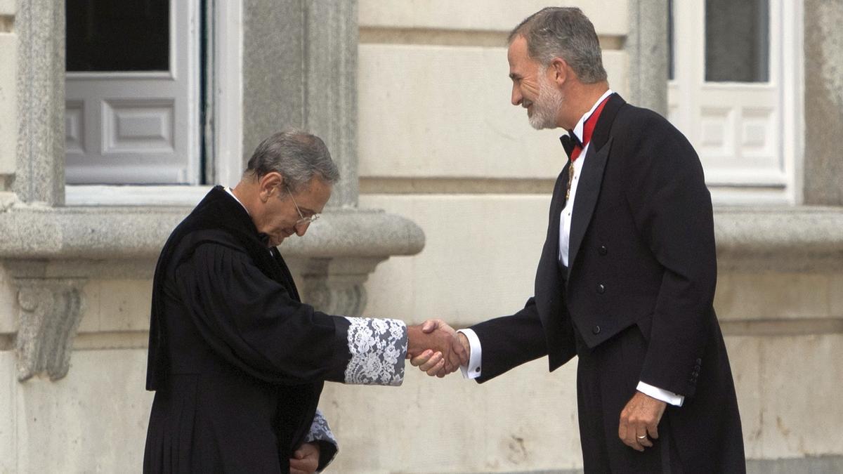 El presidente interino del Tribunal Supremo, Francisco Marín, recibe ayer al rey Felipe VI.