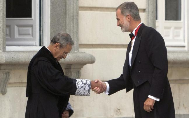 El presidente interino del Tribunal Supremo, Francisco Marín, recibe ayer al rey Felipe VI.