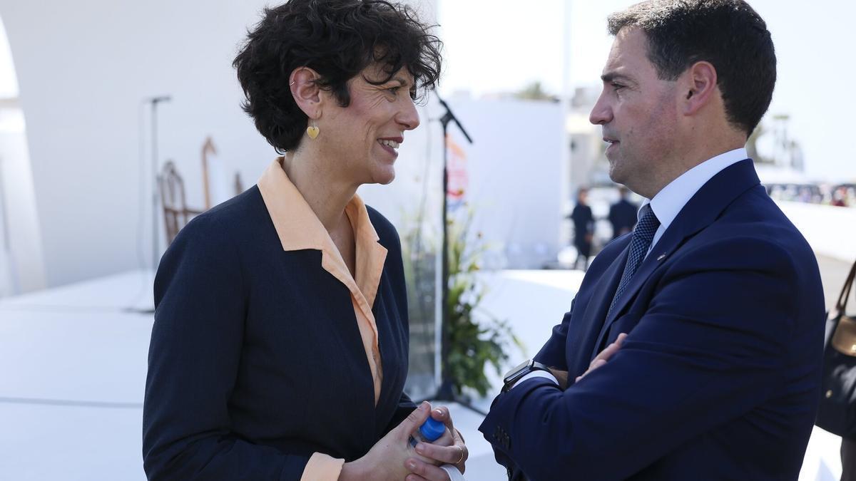 Imanol Pradales conversa con la ministra de Inclusión, Seguridad Social y Migraciones, Elma Saiz, antes del encuentro con migrantes en el muelle de Arguineguín.